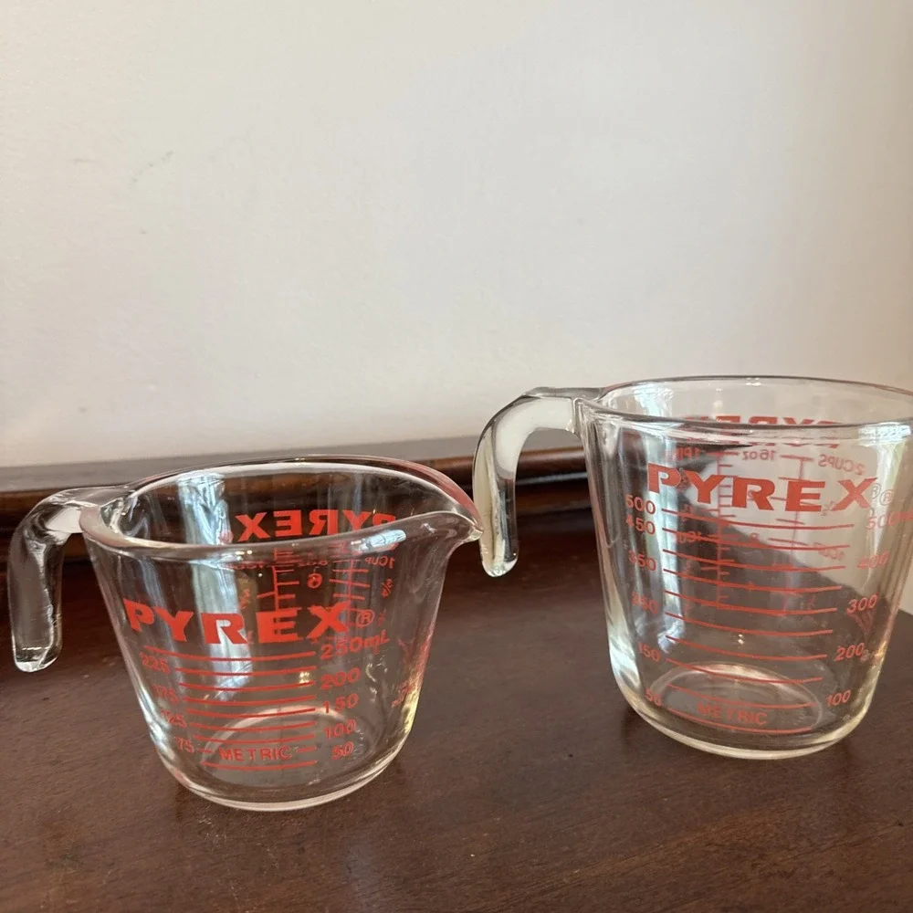 Vintage PYREX 1 Cup 8oz 508 And 2 Cup 516 Measuring Cups Red Lettering USA Lot